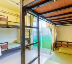 Кровать в общем номере в OYO 928 Leaf Hostel