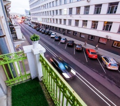 Апартаменты с балконом и с видом на город в Апарт-Отель около ЖД Вокзала