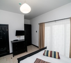 203 - Четырехместный номер с балконом и боковым видом на море в Азов Инн