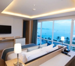 Двухместный люкс c 1 комнатой с видом на океан двуспальная кровать в Pattaya Sea View Hotel