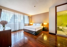 Номер Standard с 3 комнатами с балконом в Bandara Silom Suites