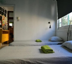 Кровать в общем номере с балконом и с красивым видом из окна в Lemongrass Hostel