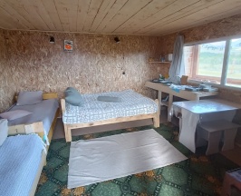 Четырехместный номер с 1 двуспальной или 2 односпальными кроватями с видом на горы в Алмат
