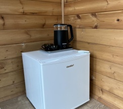 Двухместный коттедж с балконом и с красивым видом из окна двуспальная кровать в Мини-отель Noema