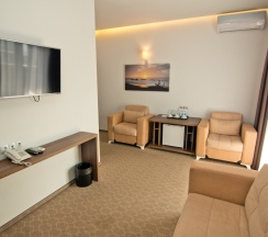 Люкс с балконом и с видом на море в Отель Sky Inn Batumi