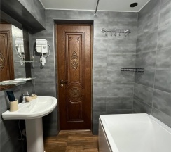 Двухуровневый люкс на мансарде в Шатун