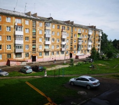 Четырёхместные апартаменты с балконом и с видом на город в Квартира Калина на Кирова