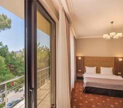 Номер первой категории "Улучшенный комфорт с балконом" в Mari