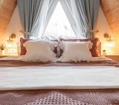 Розовый А-фрейм с купелью в окружении леса в Timeless