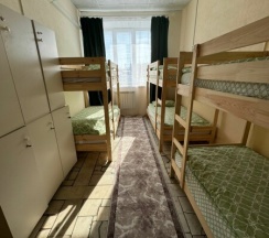 Шестиместный номер с двухъярусными  кроватями 206 в Уютный дом