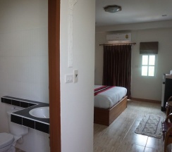 Двухместный номер Standard с балконом двуспальная кровать в Maesot Siri Hotel