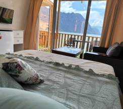 Домик с двухместной кроватью и диваном в Горное озеро