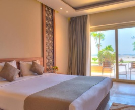 Двухместный номер Superior с видом на море двуспальная кровать в Jasmine Palace Resort & Spa