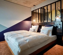 Двухместный номер Medium Plus с балконом двуспальная кровать в 25hours Hotel Das Tour