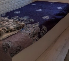 Стандартная комната с 2 односпальными кроватями, с общей ванной комнатой и видом на город в Мир