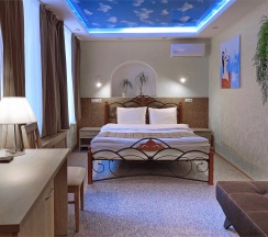 Улучшенный трехместный с двуспальной и односпальной кроватями в Скайвью сити