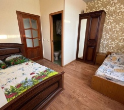 Трехместный номер с двуспальной и односпальной кроватями в Самсар