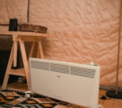 Тент-хаус в сосновом лесу в Синий Яр