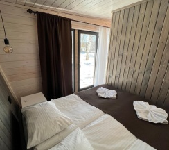 Коттедж улучшенный с 1 двуспальной кроватью и диваном в Карлен