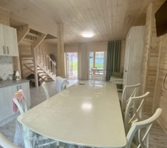 Шестиместный коттедж семейный с балконом в Famous house