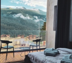 Двухместный номер Супериор с балконом и с видом на горы двуспальная кровать в Moon2