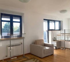 Коттедж с балконом и с красивым видом из окна в Friends House