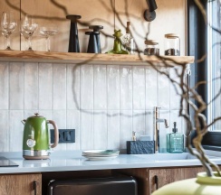 Зелёный дом 2 комнаты с камином и чаном в окружении леса в Timeless