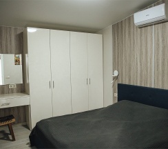 Happy House в The Les