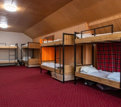 Кровать в общем номере с красивым видом из окна в Almaty BackPackers