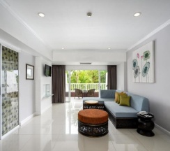 Четырёхместный люкс семейный с 2 комнатами в Thavorn Palm Beach Resort Phuket