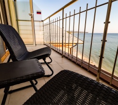 Делюкс с балконом и видом на море/горы (одна кровать 180 см, диван 120 см) 3* в Golden hills