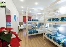 Спальное место в комнате для мужчин в Star home