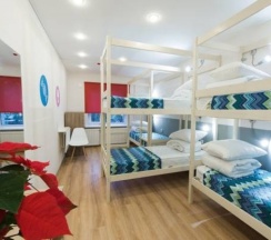 Спальное место в комнате для мужчин в Star home