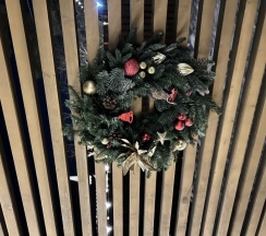 Дом у яблони с горячей джакузи в А-Шалаш