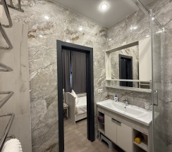 Семейный номер с двуспальной кроватью и 2 односпальными кроватями с кухней в BoxHouse