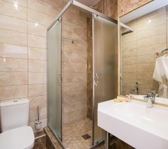 Номер люкс улучшенный с 1 двуспальной кроватью (с завтраком) в Nreef