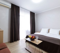 Двухкомнатный семейный номер с двумя балконами в Ростов