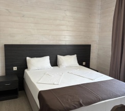 Четырёхместный семейный номер Classic с балконом и с видом на горы в Golden House Hotel