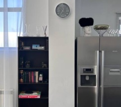 Коттедж с балконом и с красивым видом из окна в Friends House