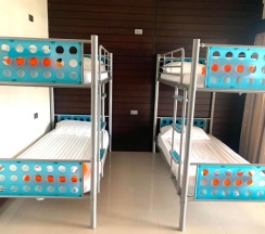 Кровать в общем номере в Lub Sbuy Hostel