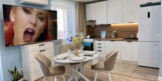 Миасс: Апартаменты Апартаменты Горное Озеро Центр у Реки Гостиная 30 м², Спальня 25 м², Балкон, 2 кровати, Smart TV 85''