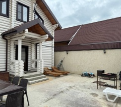 Коттедж с балконом и с красивым видом из окна в Domik_05