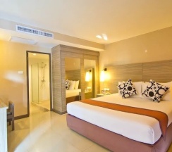 Четырёхместный семейный люкс с 2 комнатами с видом на бассейн в Green Park Resort
