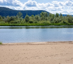 Коттедж c 1 комнатой с видом на реку в Солнечный берег