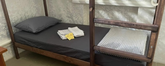 Кровать в 4-местном общем женском номере (нижний ярус) в Мёд