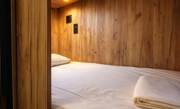 Капсула в 8-местном номере в Автор