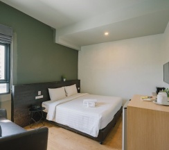 Двухместный номер Superior с видом на бассейн 2 отдельные кровати в The Arbern Hostel x Bistro