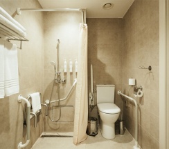 Номер для людей с ограниченными возможностями в Кортъярд Марриотт Сочи Красная Поляна