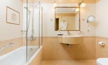 Номер первой категории КВИН (вид на стену) в Rimar Hotel Krasnodar