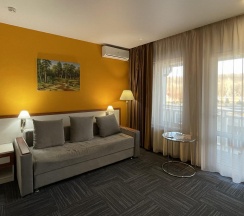 Номер полулюкс улучшенный с 1 двуспальной кроватью в Кремниевы термы